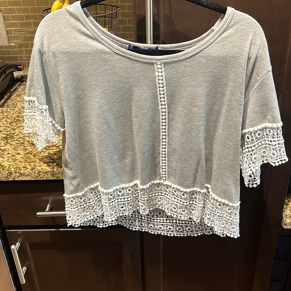 100% cotton. Grey T-shirt.